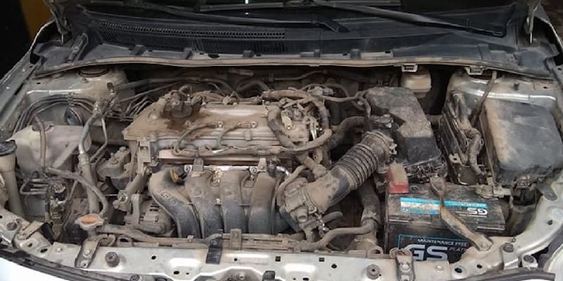 Khoang máy xe hơi bị muối biển ăn mòn