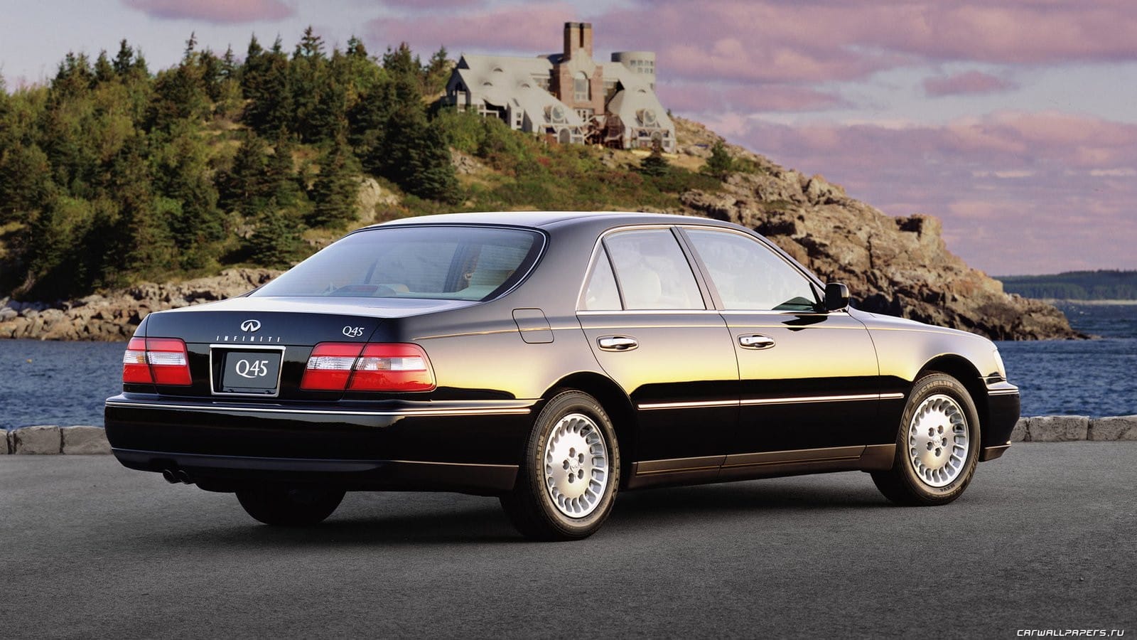 Khoang nội thất đẳng cấp của xe Infiniti Q45, thể hiện chất lượng xe cao cấp.