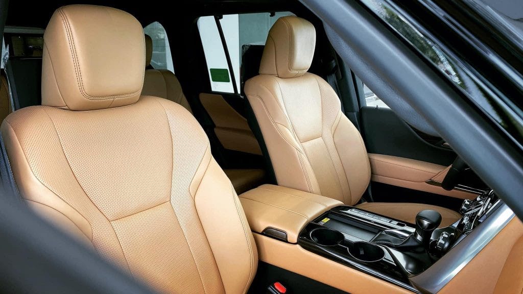 Khoang nội thất Lexus LX600 7 chỗ rộng rãi và sang trọng, tập trung vào triết lý thiết kế Tazuna cho người lái.