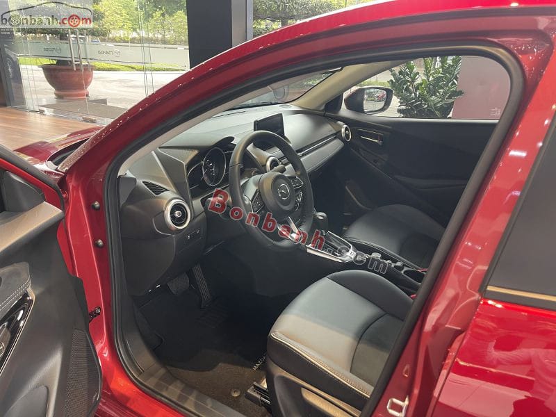 Khoang nội thất Mazda 2 với ghế bọc da