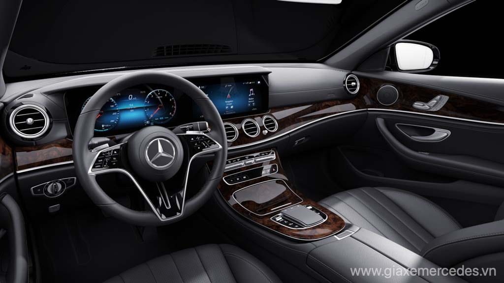 Khoang nội thất Mercedes E200 Exclusive bọc da màu đen hiện đại