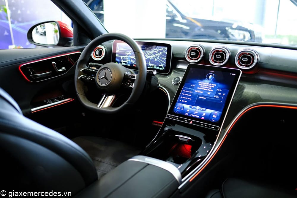 Khoang nội thất phía trước của C300 AMG