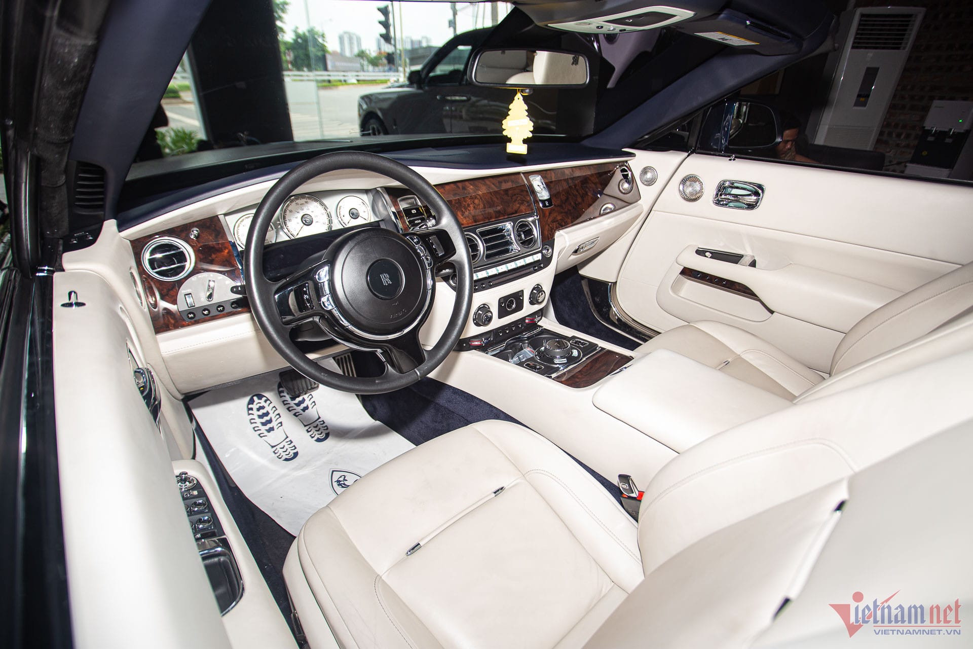 Khoang nội thất Rolls Royce Dawn mui trần với ghế bọc da trắng và vô lăng đen