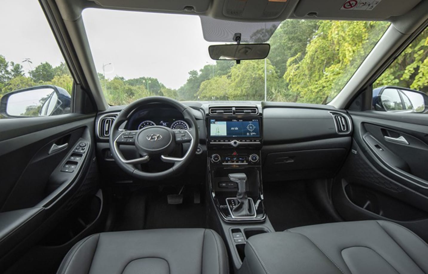 Khoang nội thất rộng rãi của Hyundai Creta 2023 với màn hình trung tâm và vô lăng bọc da