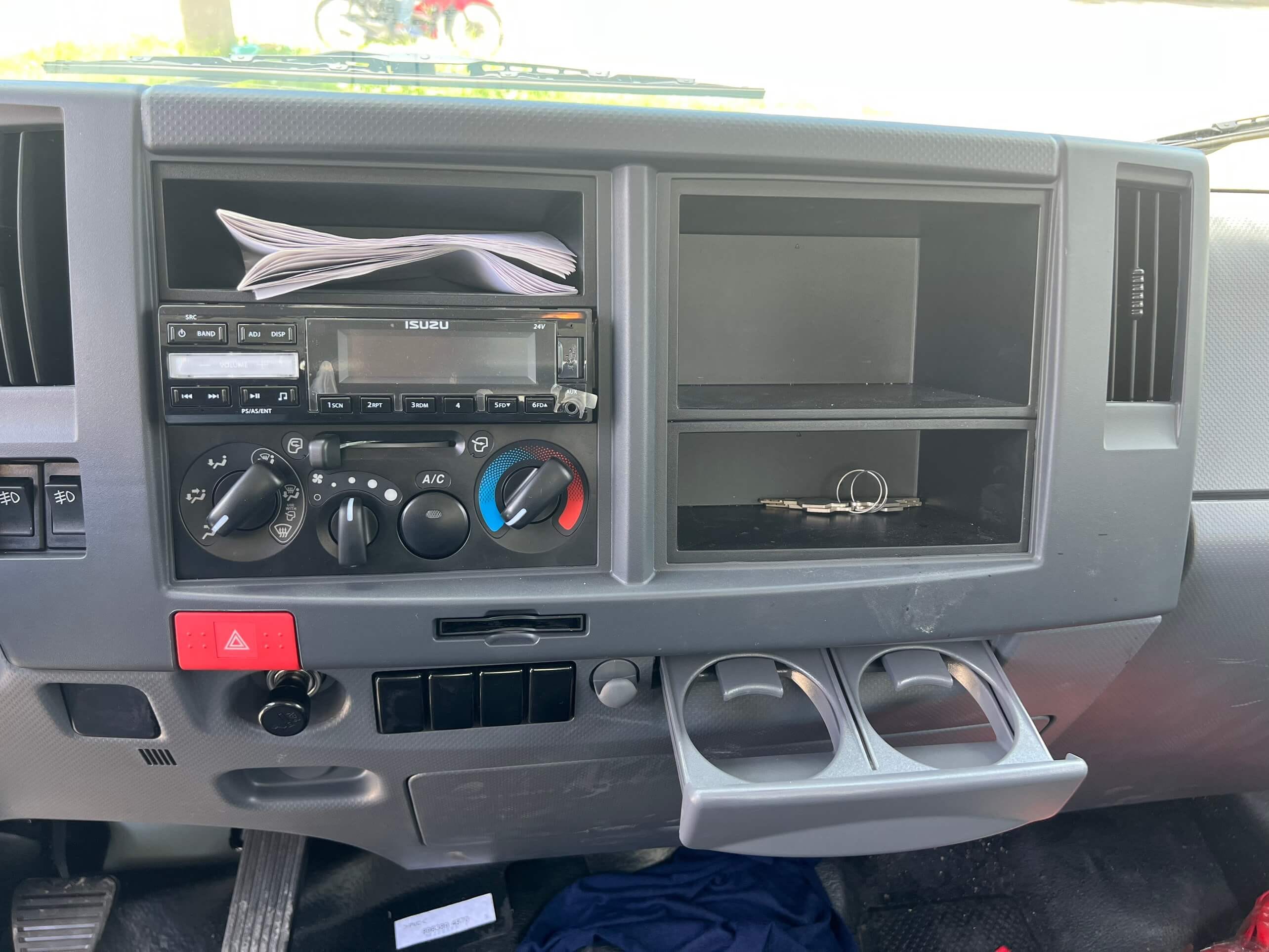 Khoang nội thất rộng rãi và cần số xe tải Isuzu 5 tấn