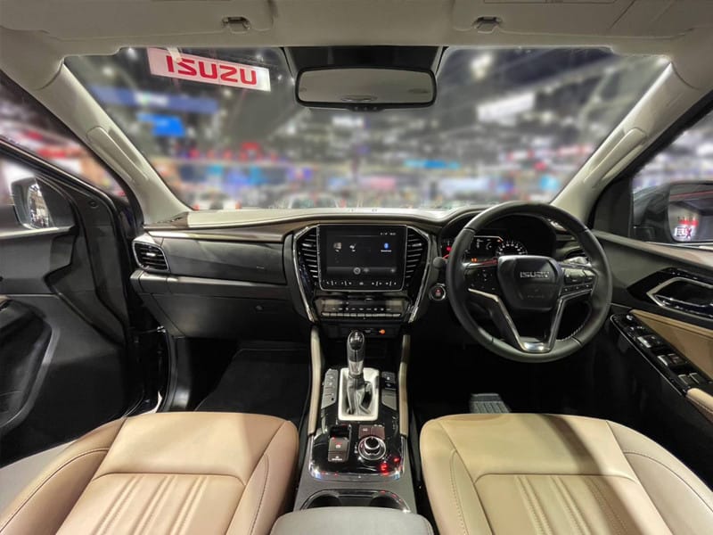Khoang nội thất rộng rãi và tiện nghi của Isuzu mu-X, đáp ứng nhu cầu di chuyển của gia đình 7 chỗ.