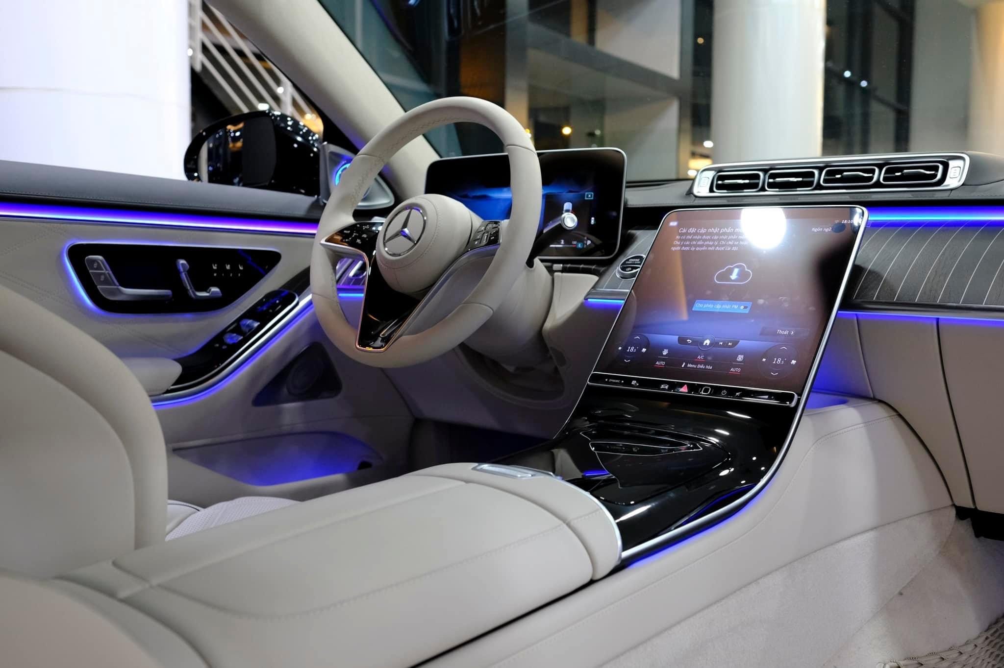Khoang nội thất rộng rãi và tiện nghi của Mercedes-Maybach S650, với ghế bọc da cao cấp và không gian thoáng đãng cho hành khách.