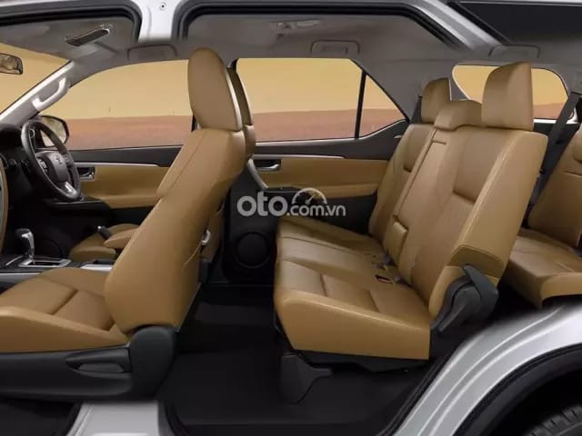 Khoang nội thất rộng rãi và tiện nghi của xe Fortuner 2019 máy dầu đã qua sử dụng