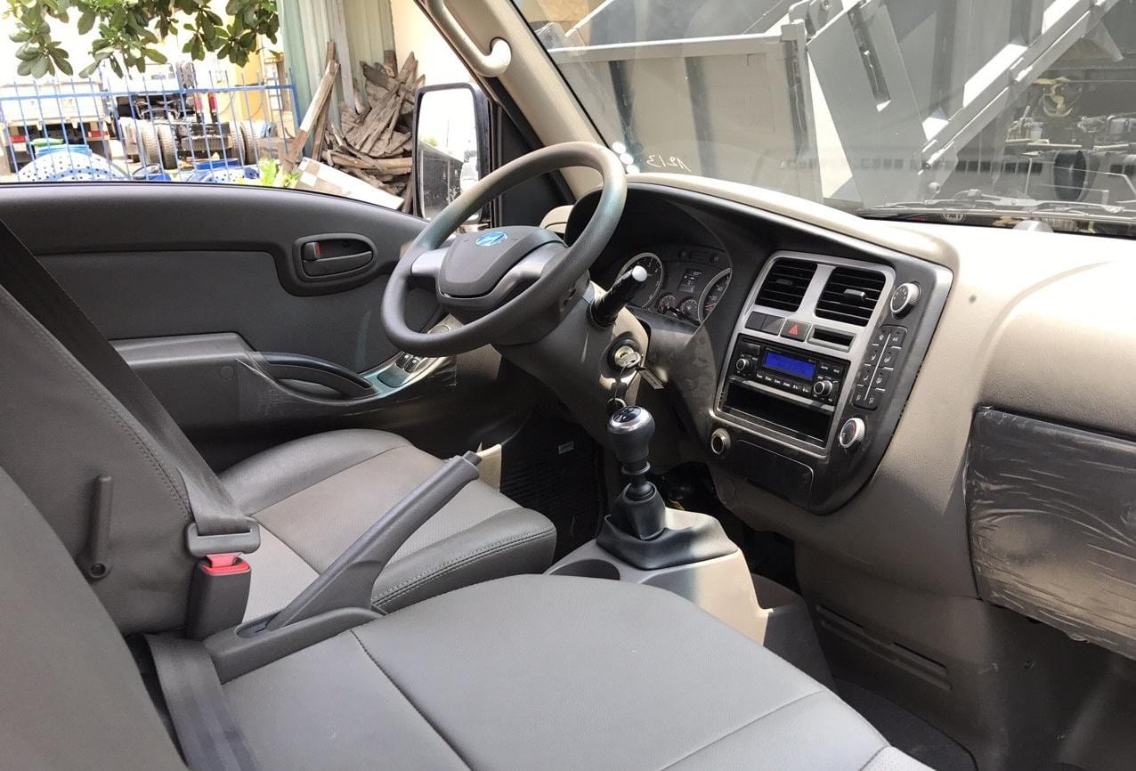 Khoang nội thất rộng rãi và tiện nghi của xe tải Hyundai 1 tấn.