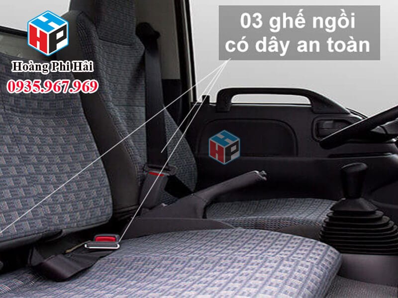 Khoang nội thất rộng rãi và tiện nghi của xe tải Isuzu 750kg