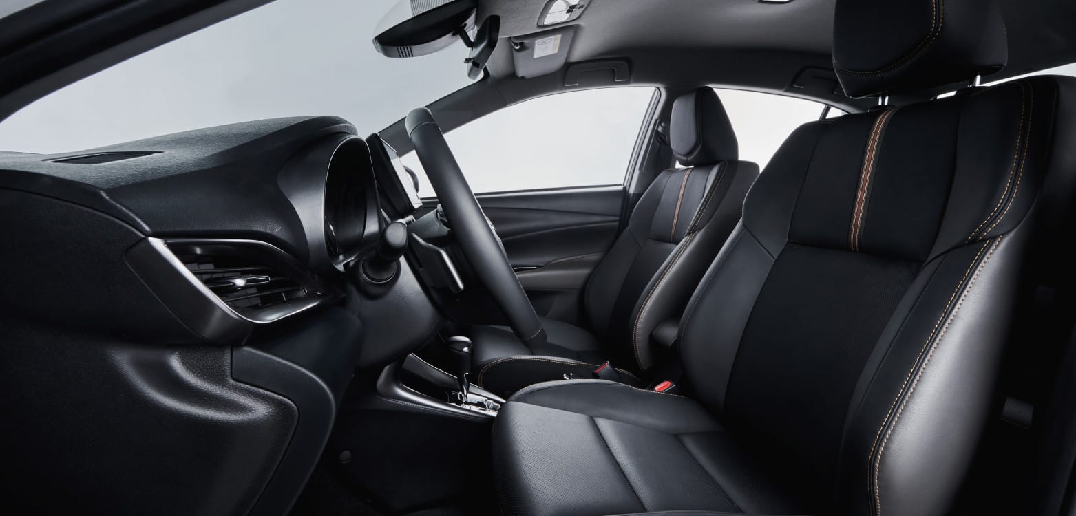 Khoang nội thất rộng rãi với hàng ghế trước thể thao của Vios số sàn