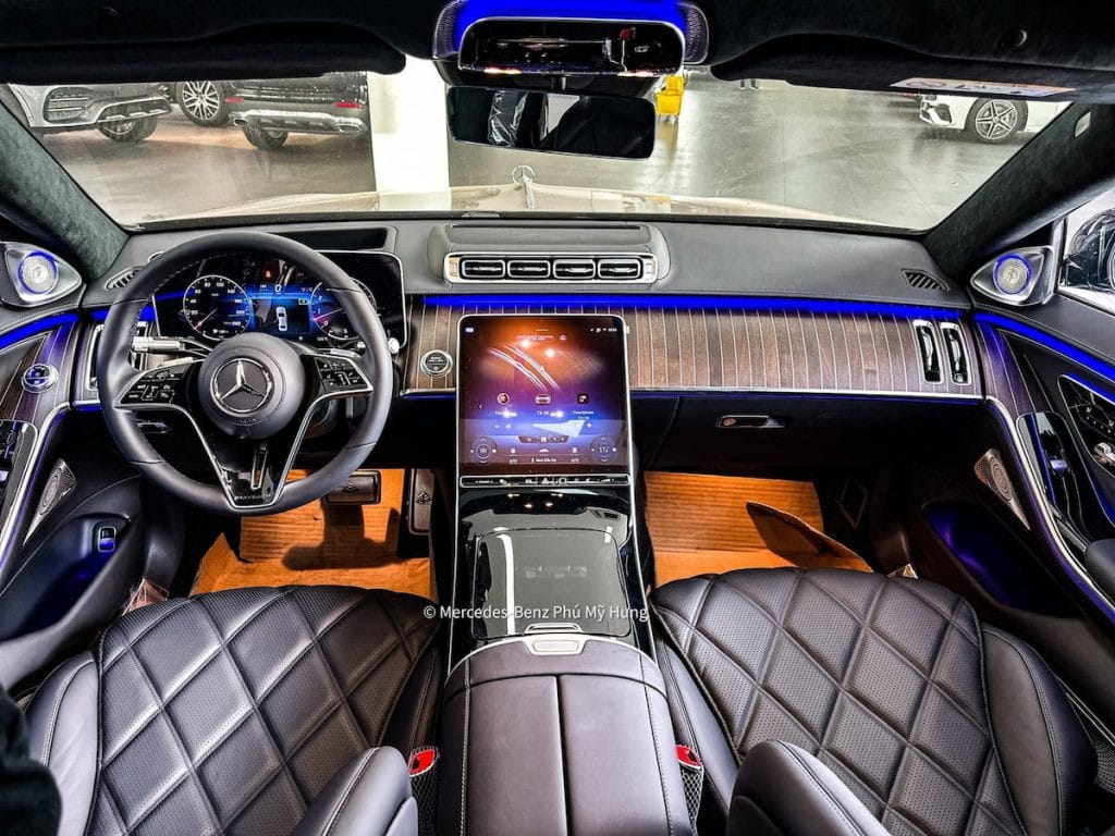 Khoang nội thất sang trọng của Maybach S680 với chất liệu da cao cấp và ốp gỗ vân bóng, tạo không gian thư giãn