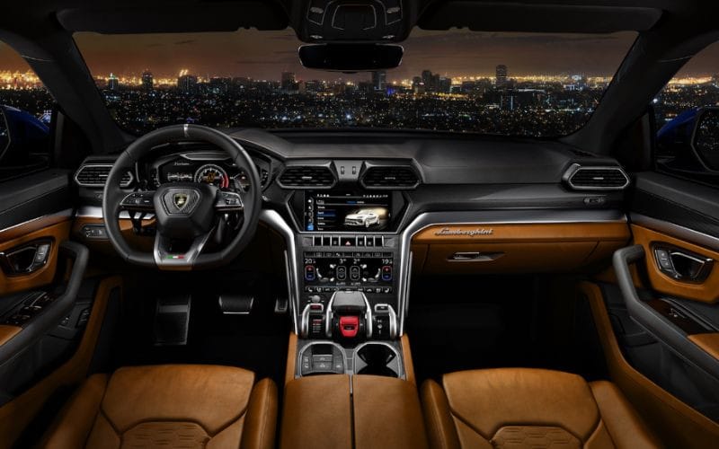 Khoang nội thất sang trọng, rộng rãi của Lamborghini Urus, bọc da Alcantara và sợi carbon cao cấp.