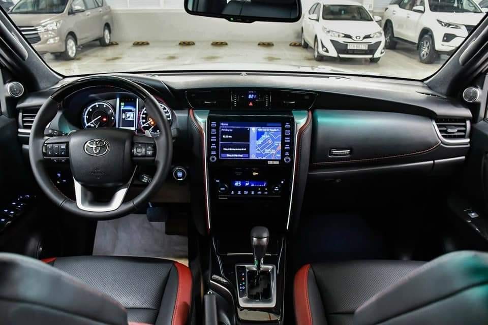 Khoang nội thất sang trọng, tiện nghi của Fortuner Legender 2.4AT 4x2 với tông màu đỏ đen.