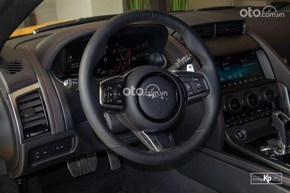 Khoang nội thất sang trọng và thể thao của Jaguar F-Type