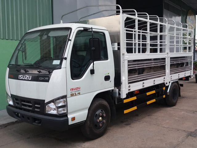 Khoang nội thất tiện nghi của xe tải Isuzu 1.9 tấn, tập trung vào trải nghiệm tài xế.