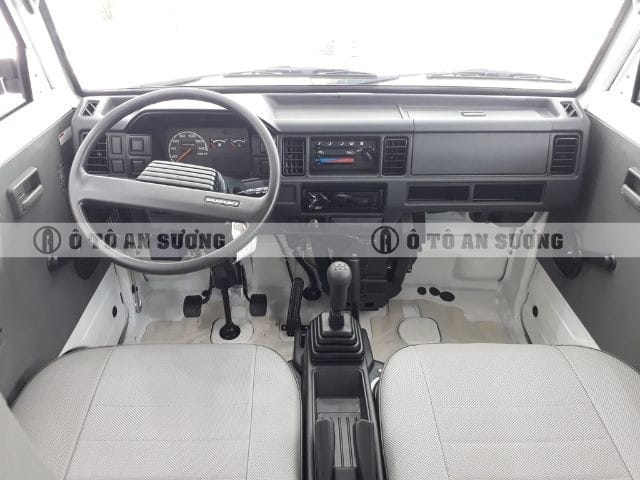Khoang nội thất tiện nghi và bảng điều khiển của xe tải van Suzuki
