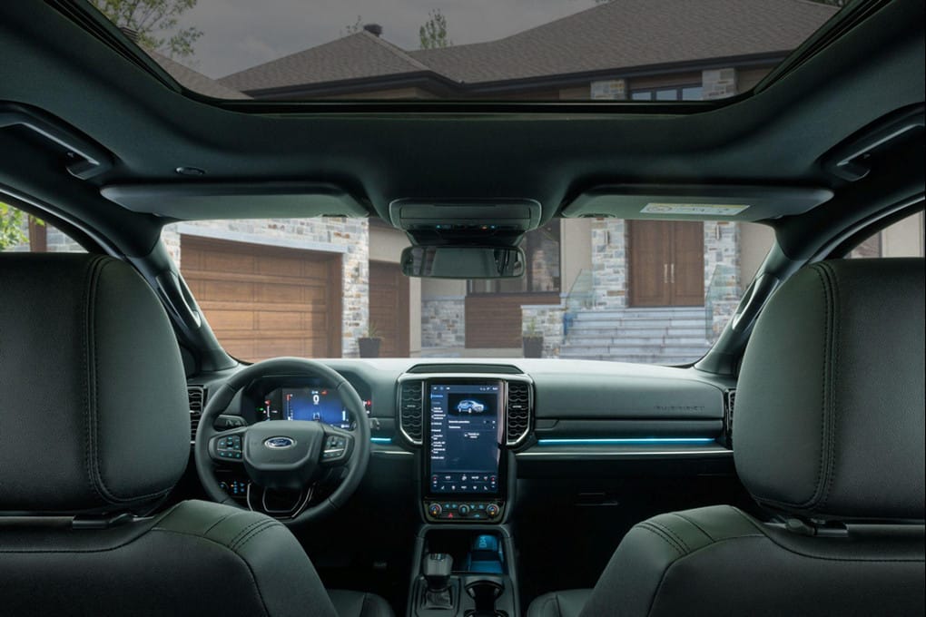 Khoang nội thất tiện nghi với màn hình điều khiển trên Ford Everest máy xăng.