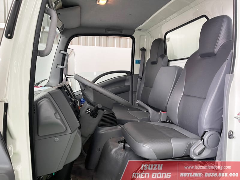 Khoang nội thất tiện nghi xe tải Isuzu 6.5 tấn FRR 650