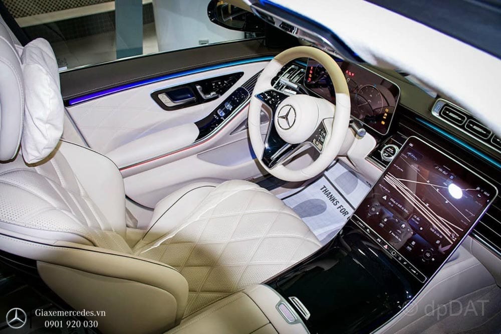 Khoang sau hạng nhất của Maybach S450 với bàn làm việc và tiện nghi cao cấp