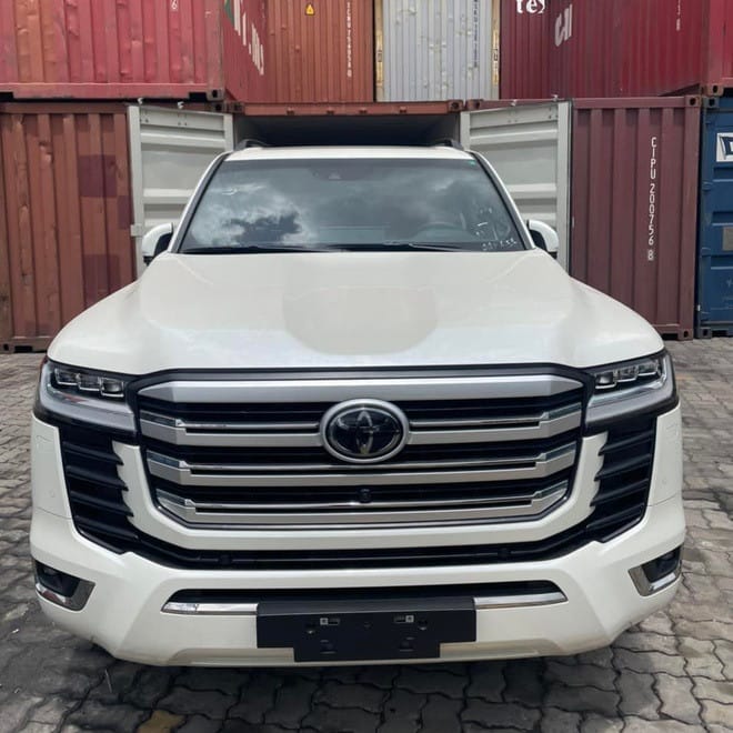 Khoang sau rộng rãi với hai ghế thương gia độc lập, tiện nghi vượt trội cho Land Cruiser phiên bản nhập Trung Đông.