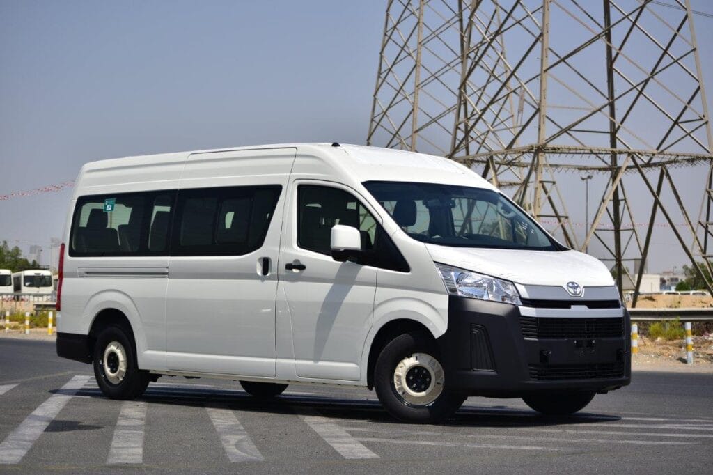 Khoang xe 9 chỗ bên trong Toyota Hiace với thiết kế tiện nghi, rộng rãi