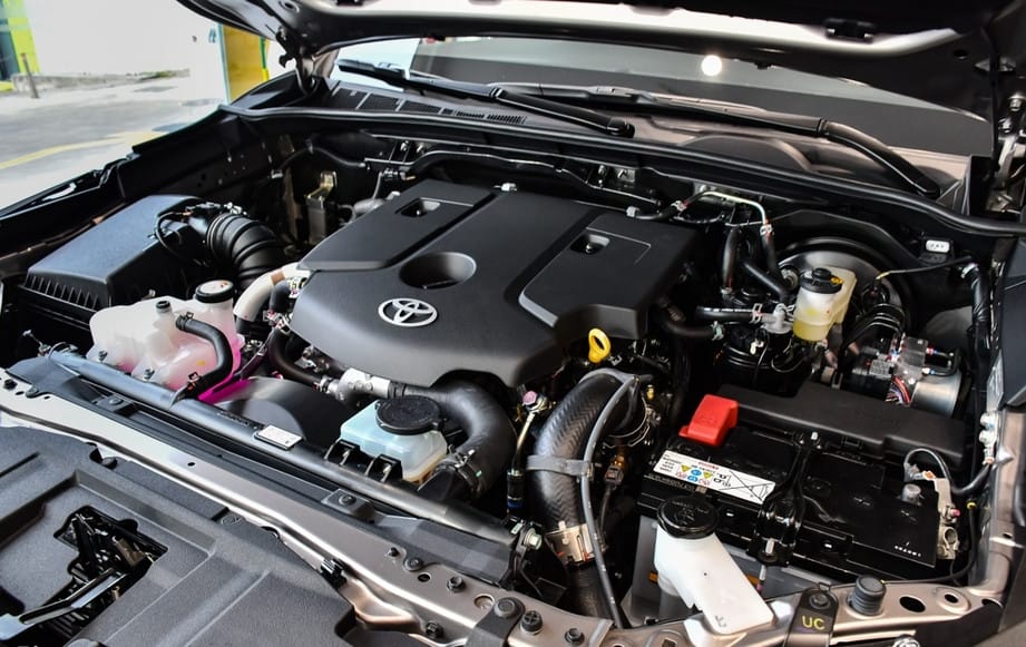 Khối động cơ 2GD-FTV 2.4L mạnh mẽ của Fortuner Legender 2.4AT 4x2.