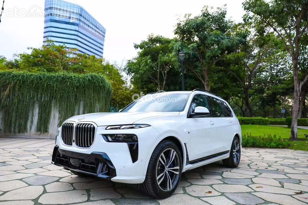 Khối động cơ TwinPower Turbo của BMW X7 mạnh mẽ, hứa hẹn hiệu suất vượt trội và an toàn trên mọi nẻo đường.