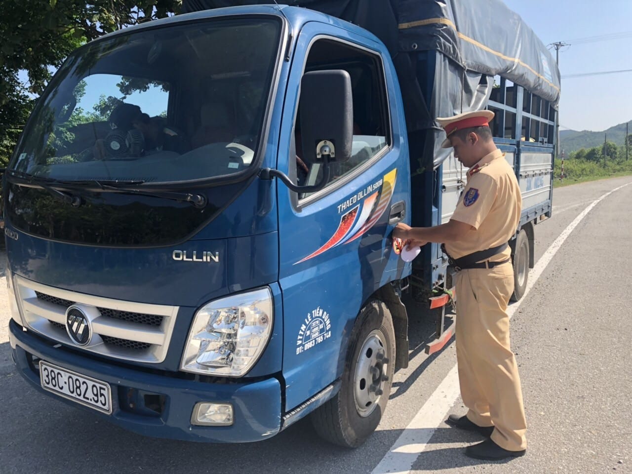 Không dán logo xe tải bị phạt