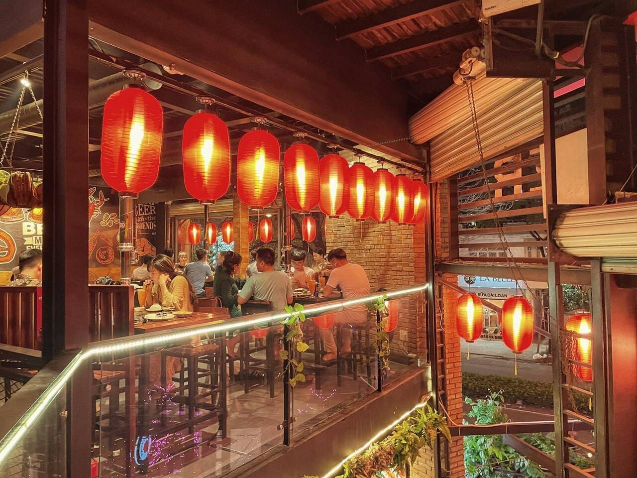 Không gian ấm cúng của Phố Nướng Tokyo, một trong những quán ngon Bình Dương nổi tiếng với phong cách Nhật Bản.