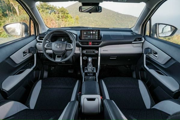 Không gian cabin hiện đại và trẻ trung của Veloz Cross 2023 với tông màu sáng tối