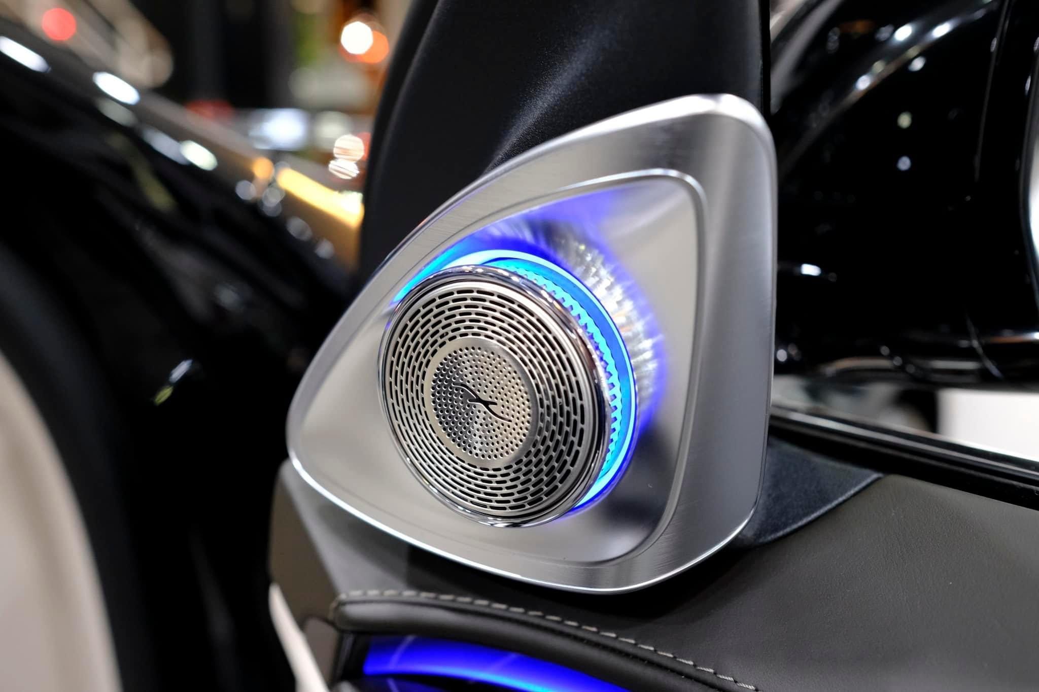 Không gian ghế ngồi First-Class đẳng cấp của Mercedes-Maybach S650, thiết kế tối ưu cho sự thoải mái tối đa của hành khách VIP.