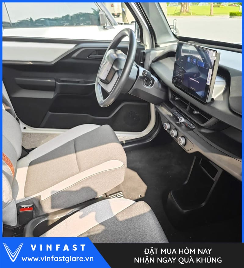 Không gian hàng ghế sau của VinFast VF3 màu xanh, đủ chỗ cho 4 người