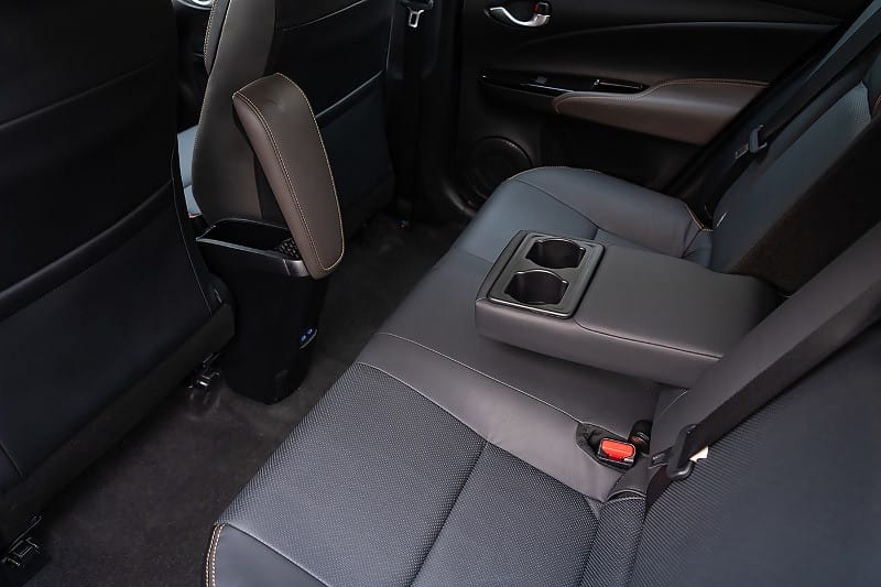 Không gian hàng ghế sau rộng rãi của xe ô tô Vios 2025, trang bị cổng sạc Type-C.