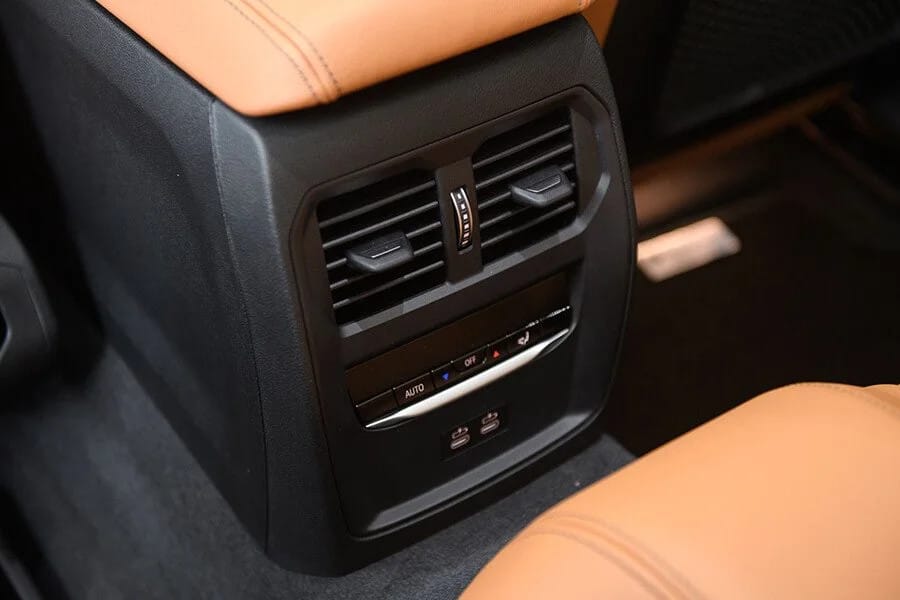 Không gian hàng ghế sau và cửa gió điều hòa tiện nghi trong khoang nội thất của BMW 430i mui trần.