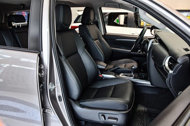 Không gian hàng ghế thứ hai Fortuner 7 chỗ