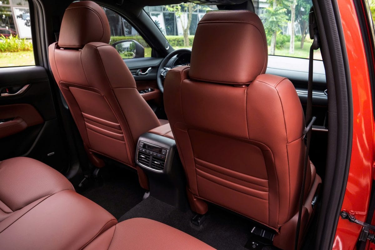 Không gian hàng ghế thứ hai tiện nghi trên **Mazda CX-8**