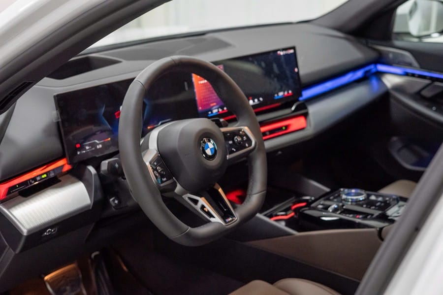 Không gian nội thất hiện đại với hệ thống iDrive 9.0 của BMW X3