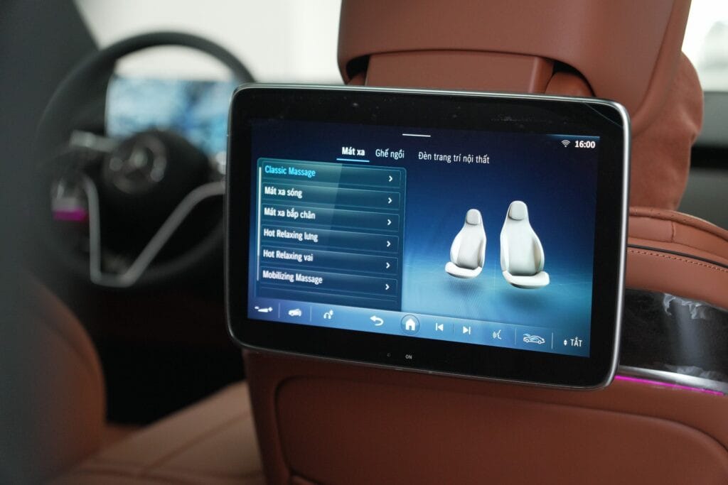 Không gian nội thất phía sau Mercedes S450 Luxury với ghế ngồi thoải mái và hệ thống giải trí hiện đại.