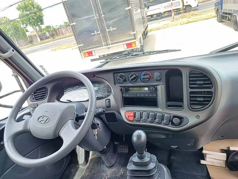 Không gian nội thất tiện nghi, thoải mái của xe tải Hyundai 3 5 tấn W750L với bảng điều khiển dễ thao tác.
