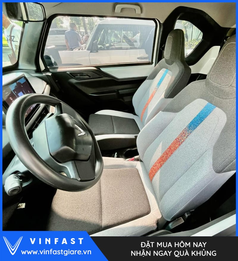 Không gian nội thất tinh giản của VinFast VF3 màu xanh, màn hình trung tâm