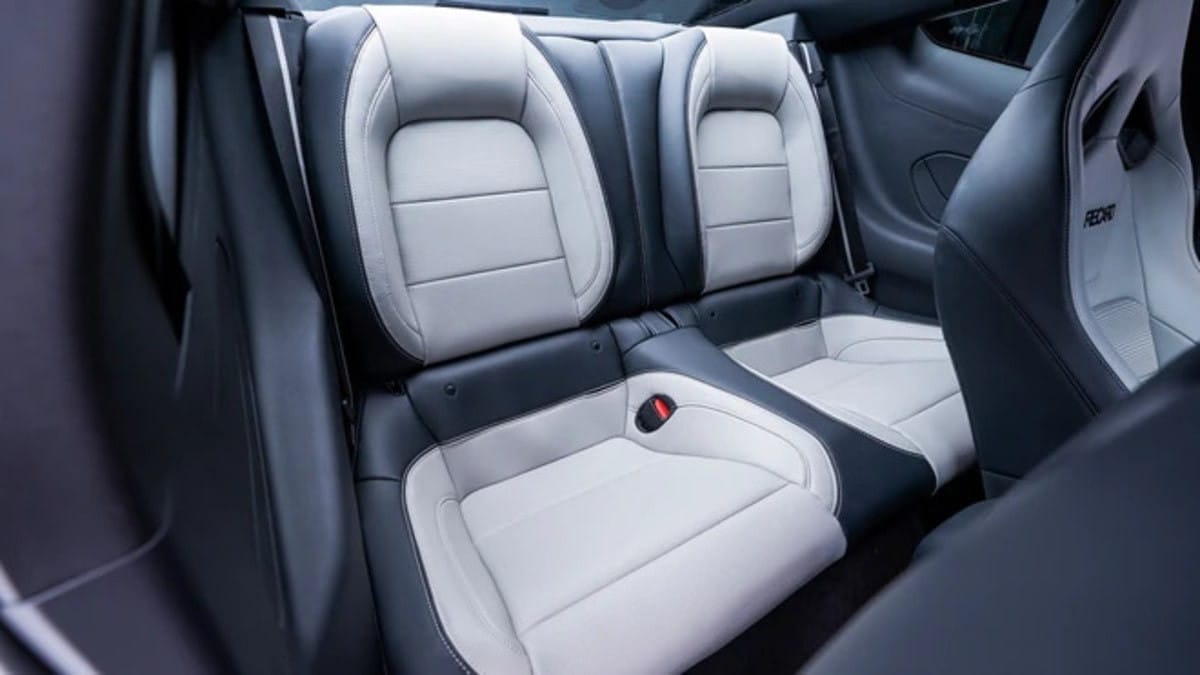 Không gian nội thất và khoang ghế ngồi bọc da cao cấp của Ford Mustang GT.