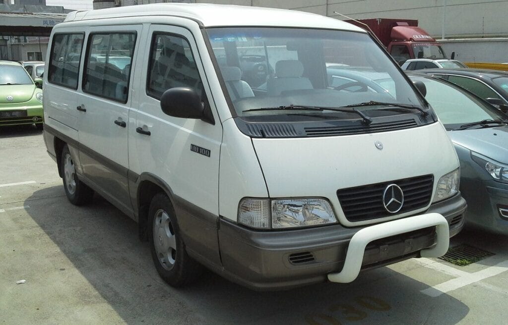 Không gian nội thất xe 9 chỗ Mercedes-Benz MB100 linh hoạt