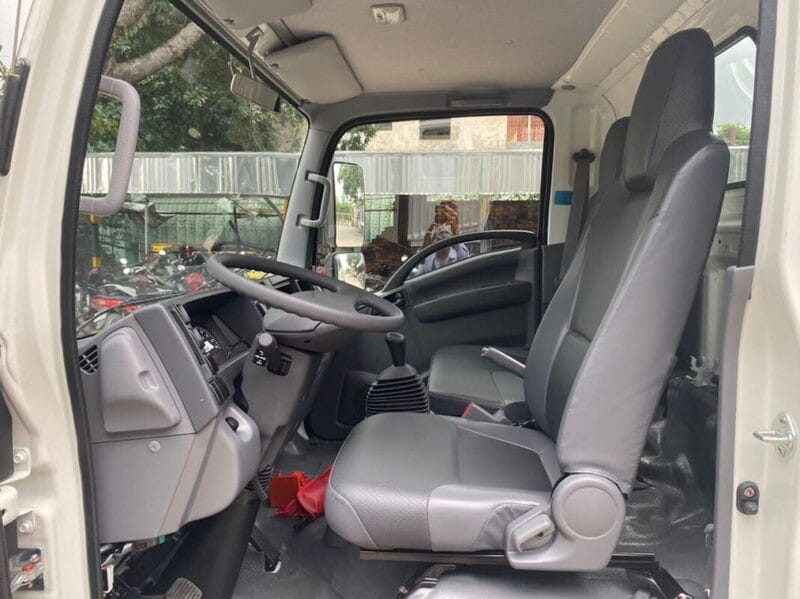 Không gian nội thất xe Isuzu QKR 210 tiện nghi
