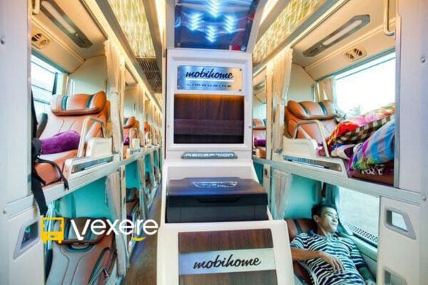 Không gian rộng rãi bên trong xe Limousine Liên Hưng