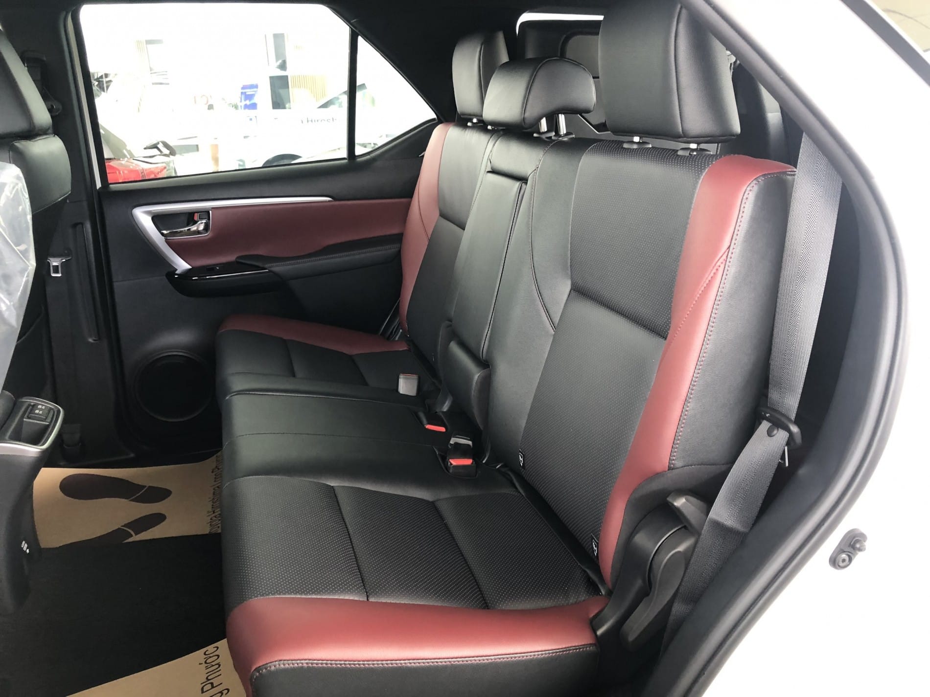 Không gian rộng rãi hàng ghế thứ hai của Fortuner Legender 2.4AT 4x2.