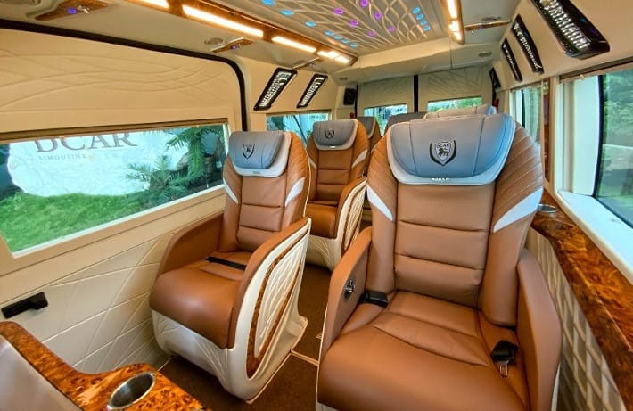 Không gian rộng rãi và thoải mái trên xe limousine của nhà xe Hoa Mai