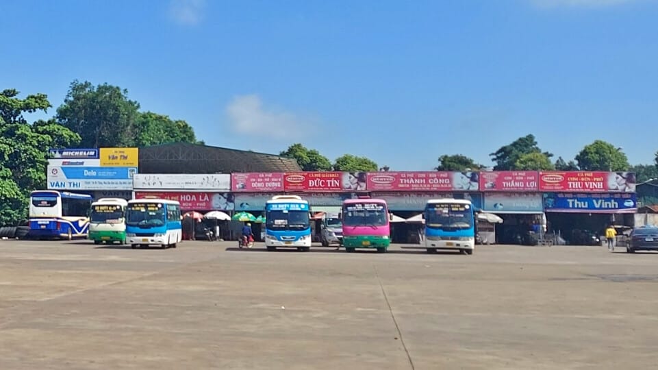 Khu vực bãi đậu xe rộng rãi tại Bến xe phía Bắc Buôn Ma Thuột