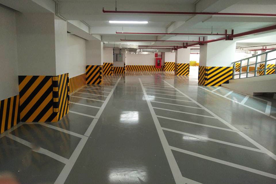 Khu vực bãi đỗ xe máy với vạch sơn phân chia rõ ràng các ô đỗ