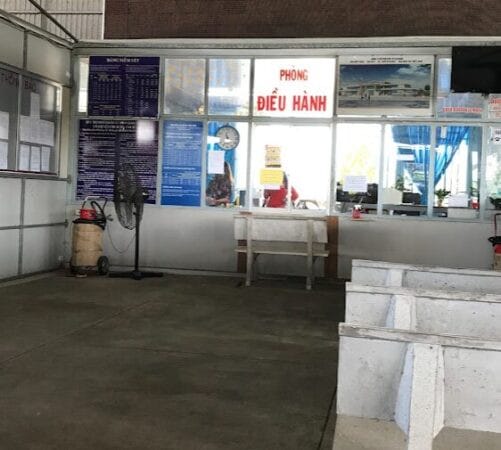 Khu vực bãi đỗ xe và bãi gửi xe rộng rãi tại bến xe Long Xuyên